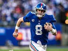 Le quart-arrière des Giants de New York Daniel Jones court pour un touché contre les Colts d'Indianapolis au cours de la seconde mi-temps au MetLife Stadium à East Rutherford, NJ, le 1er janvier 2023.