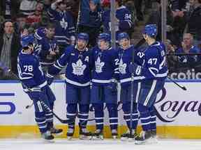 Le défenseur des Maple Leafs de Toronto TJ Brodie, le défenseur Morgan Rielly, l'attaquant Dryden Hunt et l'attaquant Pierre Engvall célèbrent un but de l'attaquant Pontus Holmberg contre les Red Wings de Detroit lors de la troisième période à la Scotiabank Arena.