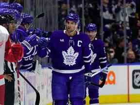 L'attaquant des Maple Leafs John Tavares est félicité après avoir marqué contre les Red Wings de Detroit lors de la deuxième période au Scotiabank Arena samedi soir.  Tavares a ajouté un filet vide en troisième période.