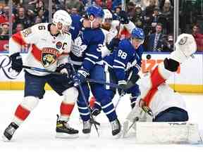 L'attaquant des Maple Leafs de Toronto, William Nylander, marque devant le gardien des Panthers de la Floride, Sergei Bobrovsky, en troisième période au Scotiabank Arena.