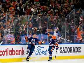 Zach Hyman (18 ans) des Oilers d'Edmonton célèbre un but avec Ryan Nugent-Hopkins (93 ans) lors de la deuxième période d'action de la LNH contre les Islanders de New York, à Rogers Place à Edmonton le jeudi 5 janvier 2023. Photo de David Bloom