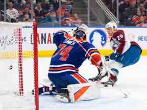 Nathan MacKinnon marque sur Stuart Skinner en troisième période samedi.  Skinner, cependant, a arrêté les 10 autres tirs que la star des Avs a envoyés dans la défaite 3-2 en prolongation.