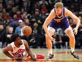 L'attaquant des Raptors Thaddeus Young (21 ans) et le centre des Phoenix Suns Jock Landale (11 ans) s'attaquent à un ballon perdu en seconde période au Footprint Center lundi soir.