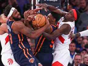 Le centre des New York Knicks Mitchell Robinson (23 ans) et le garde RJ Barrett (9 ans) se battent pour un rebond contre l'attaquant des Raptors de Toronto Pascal Siakam (43 ans) et l'attaquant Scottie Barnes (4 ans) au cours de la seconde mi-temps au Madison Square Garden lundi après-midi.