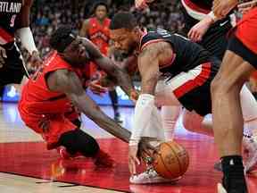 Pascal Siakam des Raptors (à gauche) va chercher le ballon contre Gary Payton II des Portland Trail Blazers lors de la première mi-temps à la Scotiabank Arena le dimanche 8 janvier 2023.