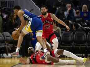 Le garde des Golden State Warriors Jordan Poole perd le ballon hors des limites alors qu'il est défendu par l'attaquant des Raptors de Toronto Precious Achiuwa (5) et le garde Fred VanVleet (23) au cours du troisième quart-temps au Chase Center vendredi soir.