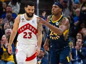 Le gardien des Indiana Pacers, Buddy Hield (à droite), célèbre son panier décisif à trois points contre les Raptors de Toronto.