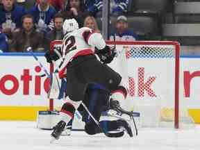 Le défenseur des Sénateurs Thomas Chabot marque un but contre les Maple Leafs lors de la première période du match de vendredi à Toronto.