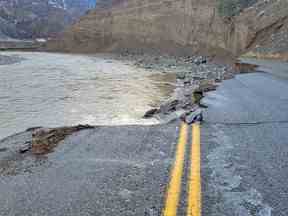 Une autoroute en Colombie-Britannique est emportée par les inondations.  De la pandémie mondiale aux incendies de forêt et aux inondations en Colombie-Britannique, en passant par les perturbations physiques dues aux blocus et aux grèves, le système de transport du Canada a subi de graves perturbations.