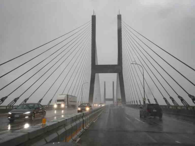 Les conducteurs ont exhorté un homme suicidaire sur le pont à «agir»: la police de la Colombie-Britannique