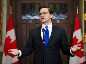 Le chef conservateur Pierre Poilievre tient une conférence de presse dans le foyer de la Chambre des communes sur la colline du Parlement à Ottawa le mercredi 25 janvier 2023. Les membres du caucus de Pierre Poilievre ont été informés qu'ils n'étaient plus autorisés à facturer aux contribuables leur Internet à domicile.  LA PRESSE CANADIENNE/Sean Kilpatrick