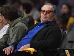 Jack Nicholson regarde la seconde moitié d'un match de basket NBA entre les Los Angeles Lakers et les Los Angeles Clippers, le jeudi 19 octobre 2017.