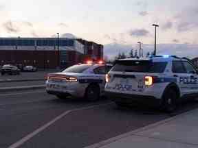 Des voitures de police sont photographiées sur les lieux d'une fusillade à l'école secondaire Castlebrooke à Brampton, en Ontario, le vendredi 18 novembre 2022. Un syndicat représentant les enseignants du secondaire de l'Ontario demande à la province de fournir plus de financement pour les programmes de formation et embaucher plus de personnel de soutien en santé mentale pour faire face à une récente augmentation de la violence dans et autour des écoles.