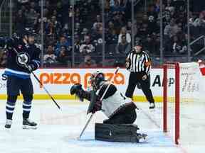 L'attaquant des Jets de Winnipeg Pierre-Luc Dubois (à gauche) marque sur le gardien des Coyotes de l'Arizona Karel Vejmelka lors de la deuxième période au Centre Canada Vie dimanche soir.