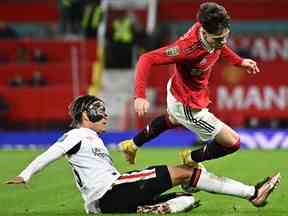 Le milieu de terrain argentin de Manchester United Alejandro Garnacho (R) rivalise avec le défenseur anglais de Charlton Sean Clare (L) lors du match de football de quart de finale de la coupe de la Ligue anglaise entre Manchester United et Charlton Athletic, à Old Trafford, à Manchester, au nord-ouest de l'Angleterre, le 10 janvier 2023.