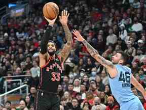 Gary Trent Jr. des Raptors tire devant John Koncar des Memphis Grizzlies au cours de la première mi-temps à la Scotiabank Arena le jeudi 29 décembre 2022.