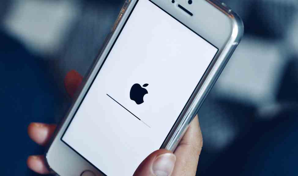 Un iPhone pendant une mise à jour du système avec la barre de progression de la mise à jour affichée à l'écran.