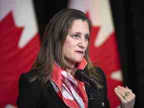 La ministre des Finances et vice-première ministre Chrystia Freeland s'adresse aux médias au Hamilton Convention Centre, à Hamilton, en Ontario, le mardi 24 janvier 2023.