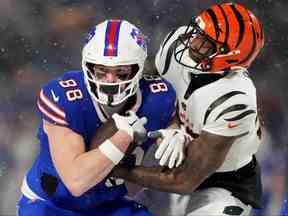 22 janvier 2023 ;  Orchard Park, New York, États-Unis ;  Le secondeur des Bengals de Cincinnati Germaine Pratt s'attaque à l'ailier serré des Buffalo Bills Dawson Knox au quatrième quart lors d'un match de la ronde de division de l'AFC au stade Highmark.