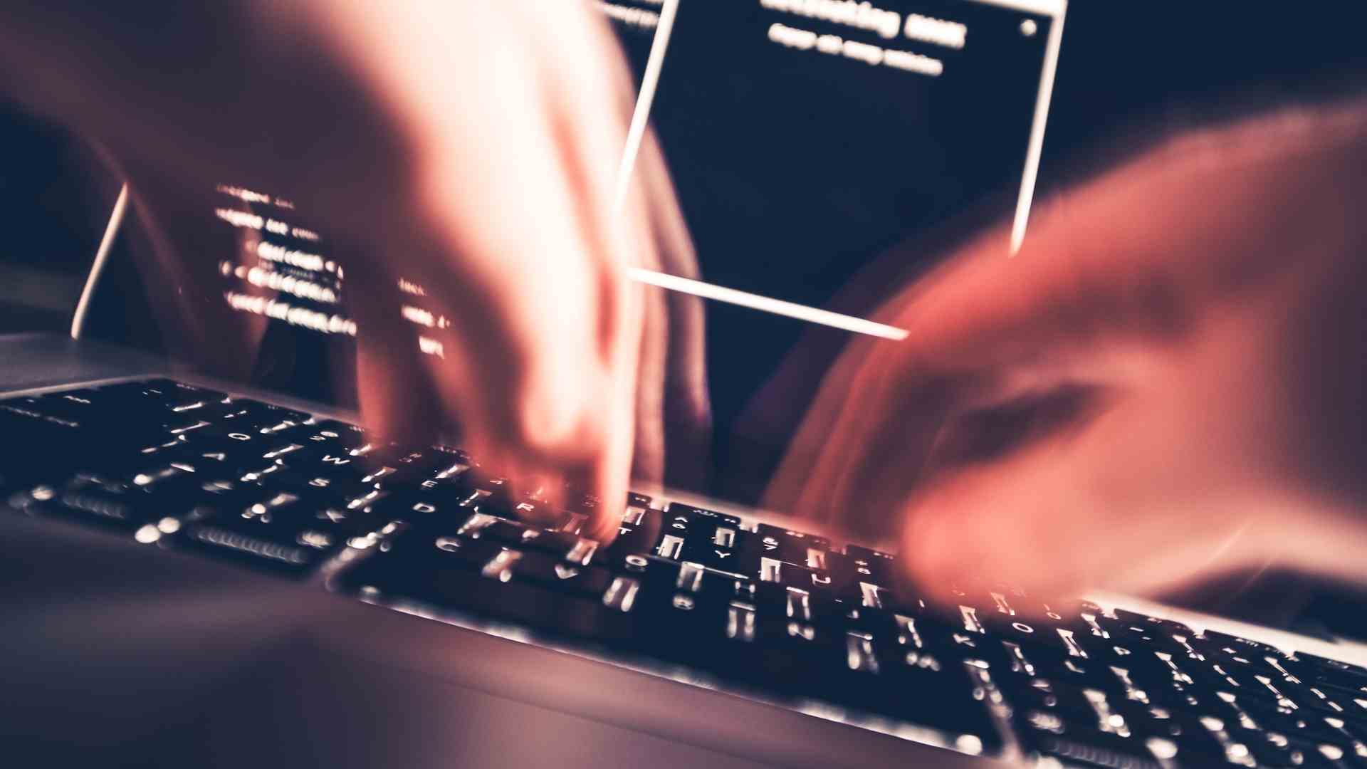 Un pirate tapant rapidement sur un clavier