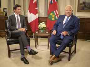 Le premier ministre Justin Trudeau rencontre le premier ministre de l'Ontario, Doug Ford, à l'Assemblée législative de Queen's Park à Toronto, le 30 août 2022.