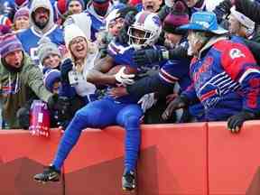 John Brown des Buffalo Bills célèbre avec les fans après avoir capté une passe de touché au troisième quart contre les New England Patriots au Highmark Stadium le 8 janvier 2023 à Orchard Park, NY