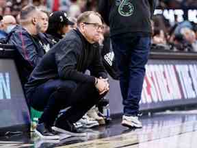 Nick Nurse, entraîneur-chef des Raptors de Toronto, regarde le jeu pendant la seconde moitié de leur défaite contre les Knicks à Toronto le vendredi 6 janvier 2023.