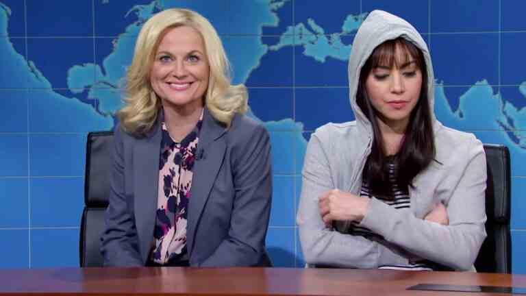 Leslie Knope et April Ludgate visitent Saturday Night Live pour discuter des joies du travail gouvernemental
