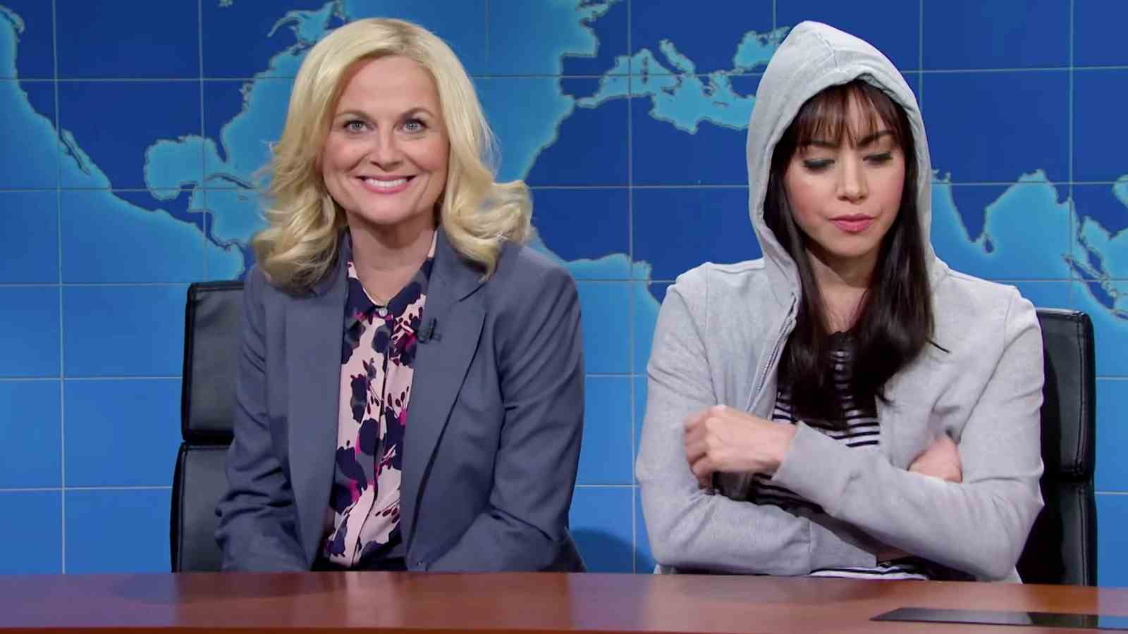 Leslie Knope et April Ludgate visitent Saturday Night Live pour discuter des joies du travail gouvernemental
