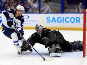 Kyle Connor # 81 des Jets de Winnipeg marque un but sur Brian Elliott # 1 du Lightning de Tampa Bay en première période lors d'un match à l'Amalie Arena le 16 avril 2022 à Tampa, en Floride.