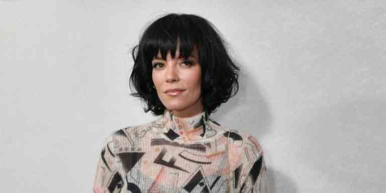 Lily Allen partage la transformation des cheveux alors qu'elle abandonne la célèbre coiffure sombre

