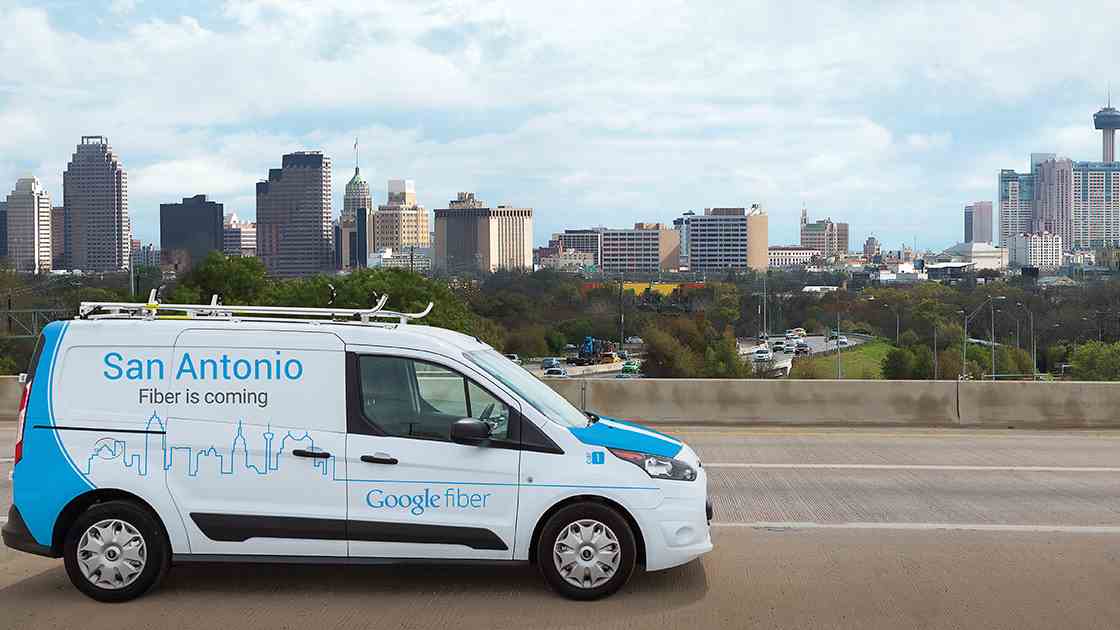 Une camionnette Google Fiber dans une rue.