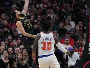 Le garde des Raptors Fred VanVleet (23 ans) se dirige vers le panier au-dessus de l'attaquant des Knicks Julius Randle (30 ans) lors de l'action du deuxième trimestre de la NBA à la Scotiabank Arena de Toronto, le vendredi 6 janvier 2023.