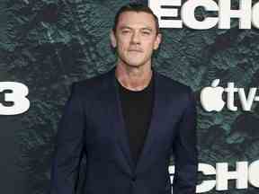 Luke Evans assiste à la série Apple TV+ 