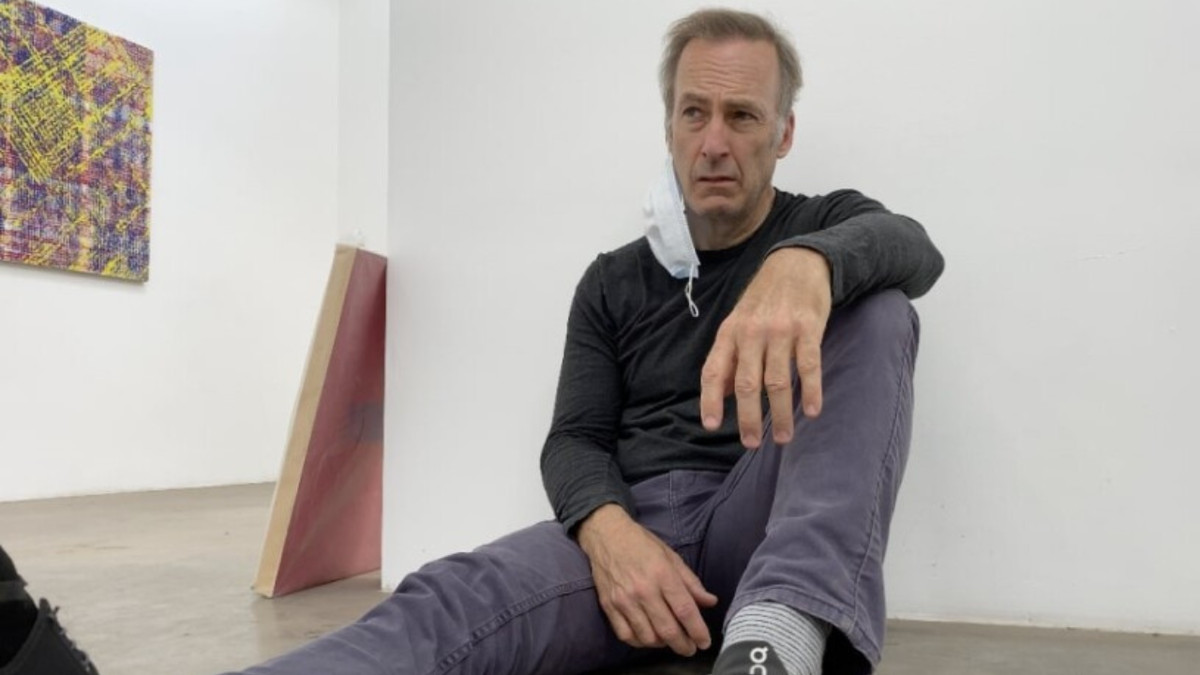 Un homme à l'air hagard (Bob Odenkirk) s'est effondré sur le sol contre le mur blanc et stérile d'une galerie d'art.