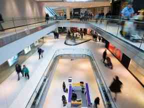 Les gens se promènent dans le centre commercial Rideau Centre le lendemain de Noël à Ottawa, le 26 décembre 2022.