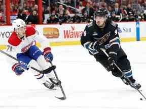 L'ailier gauche des Capitals de Washington Marcus Johansson (90) patine avec la rondelle alors que le centre des Canadiens de Montréal Jake Evans (71) poursuit en troisième période au Capital One Arena de Washington, DC, le samedi 31 décembre 2022.