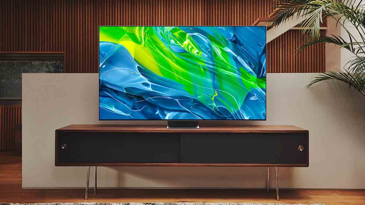 Le téléviseur OLED Samsung S95B sur un meuble TV.