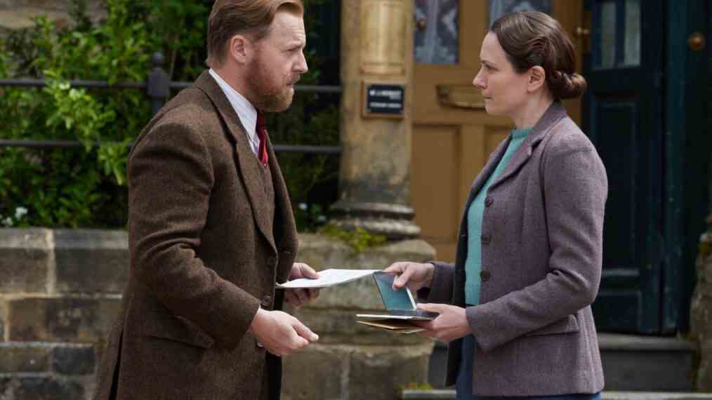 Samuel West dans le rôle de Siegfried Farnon et Anna Madeley dans le rôle de Mme Hall dans Toutes les créatures, grandes et petites, saison 3.