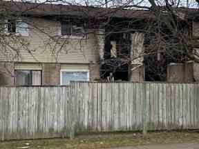 L'arrière d'une maison en rangée qui a été le théâtre d'un incendie mortel au 14 Derby St. à Hamilton, le vendredi 30 décembre 2022. BRAD HUNTER/TORONTO SUN