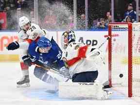 Dryden Hunt des Maple Leafs marque devant le gardien des Panthers de la Floride Sergei Bobrovsky et le défenseur Josh Mahura lors de la première période au Scotiabank Arena le mardi 17 janvier 2023.