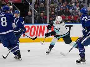 TJ Brodie (78 ans) des Maple Leafs tente de bloquer un tir de Seattle le jeudi 5 janvier 2023 à Toronto.