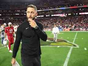 L'entraîneur-chef Kliff Kingsbury des Cardinals de l'Arizona quitte le terrain après le match de la NFL contre les Buccaneers de Tampa Bay au State Farm Stadium le 25 décembre 2022 à Glendale, en Arizona.