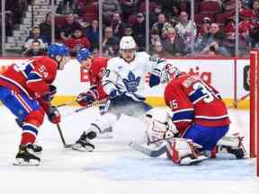 L'attaquant des Maple Leafs William Nylander vise un rebond devant le filet des Canadiens samedi à Montréal.  Nylander n'a pas été élu pour le match des étoiles de la LNH, même si beaucoup croient qu'il devrait être là.