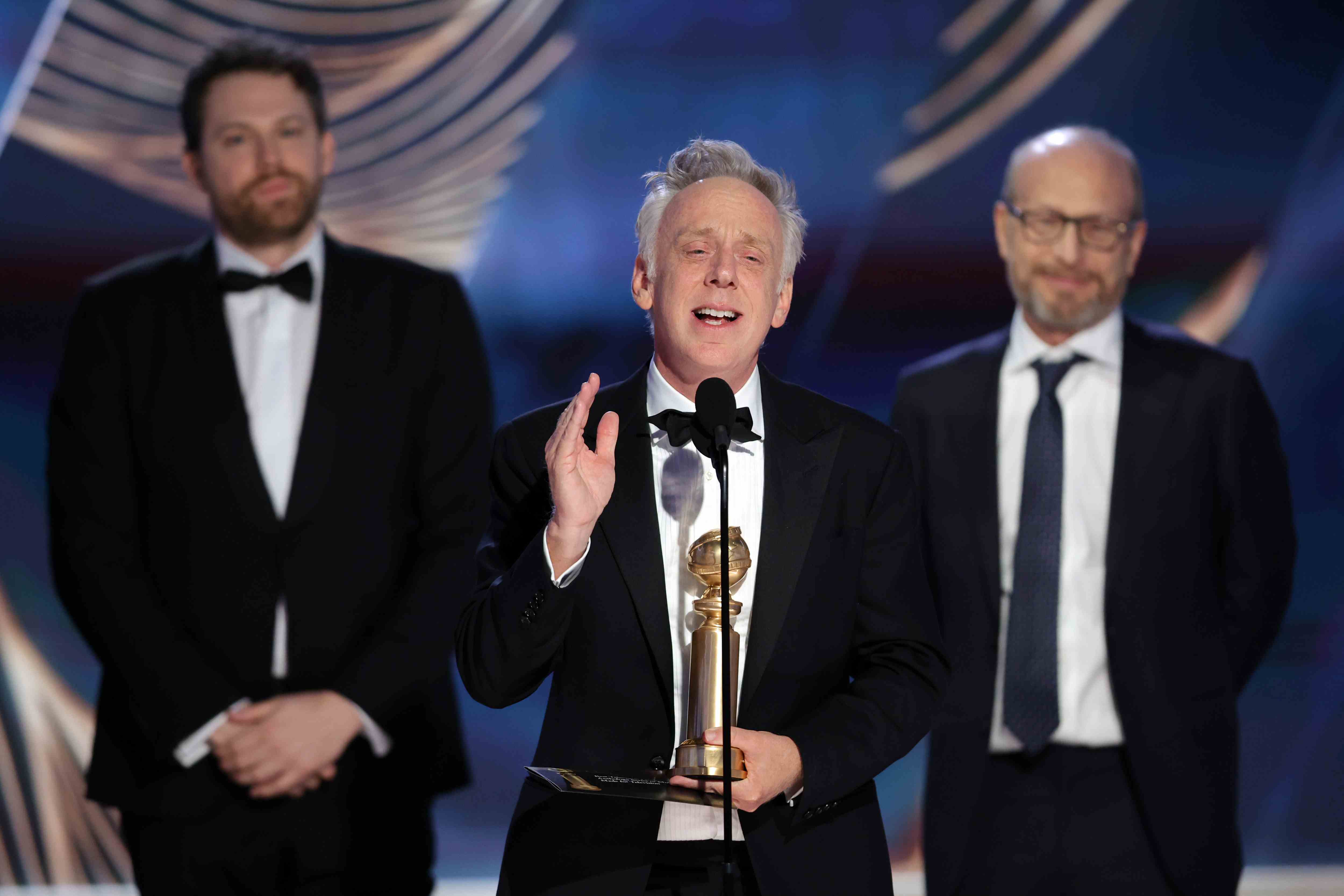 BEVERLY HILLS, CALIFORNIE - 10 JANVIER : 80e GOLDEN GLOBE AWARDS -- Photo : (lr) Nick Hall, Mike White et Mark Kamine acceptent le prix de la meilleure série limitée ou d'anthologie ou du film télévisé pour 