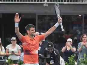 Le joueur de tennis serbe Novak Djokovic célèbre après avoir remporté son match du premier tour contre le Français Constant Lestienne lors du tournoi international ATP Adélaïde à Adélaïde le 3 janvier 2023.