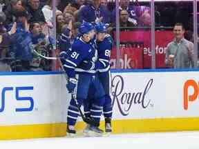 William Nylander (à droite) des Maple Leafs célèbre avec son coéquipier John Tavares après avoir marqué un but contre les Islanders de New York lors de la deuxième période au Scotiabank Arena le lundi 23 janvier 2023.