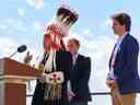 Le chef de la nation Siksika Ouray Crowfoot prend la parole lors d'une conférence de presse après avoir signé un accord foncier avec le premier ministre Justin Trudeau au parc historique de Blackfoot Crossing le 2 juin 2022. 