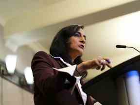 Anita Anand, ministre de la Défense nationale, tient un point de presse sur la Colline du Parlement à Ottawa le 13 décembre 2022. Mme Anand indique que le gouvernement fédéral fournira 200 véhicules blindés à l'armée ukrainienne.  Anand a annoncé cette contribution lors d'une visite à Kyiv aujourd'hui, où la ministre a également rencontré son homologue ukrainien.