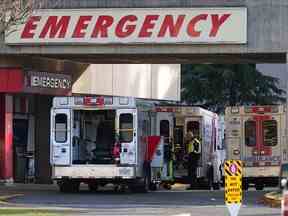 Des ambulances font la queue devant le service des urgences de l'hôpital général de Richmond, à Richmond, en Colombie-Britannique, le 27 novembre 2022.